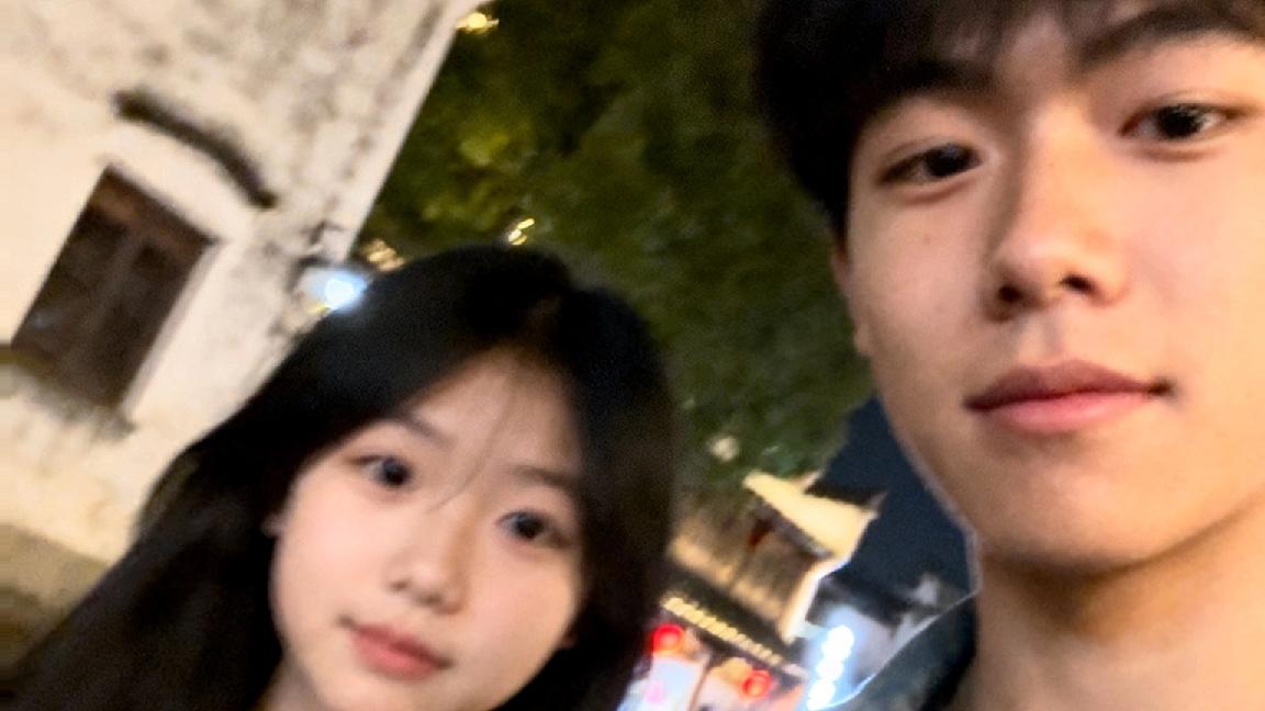 刚吃完饭，心情不是很好！从来中午都不喝酒的人，今天陪朋友大中午喝了不少！大老远从