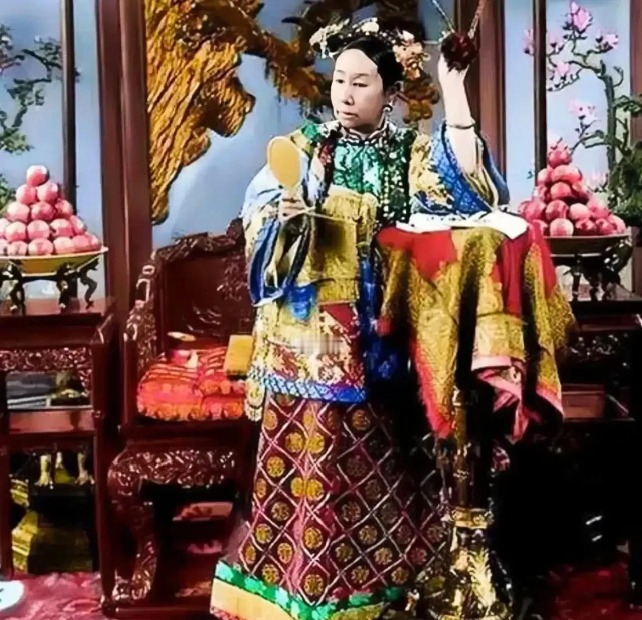 慈禧太后的真实容貌是怎样呢？下图照片拍摄于1888年。这是一个精力充沛的女人。她