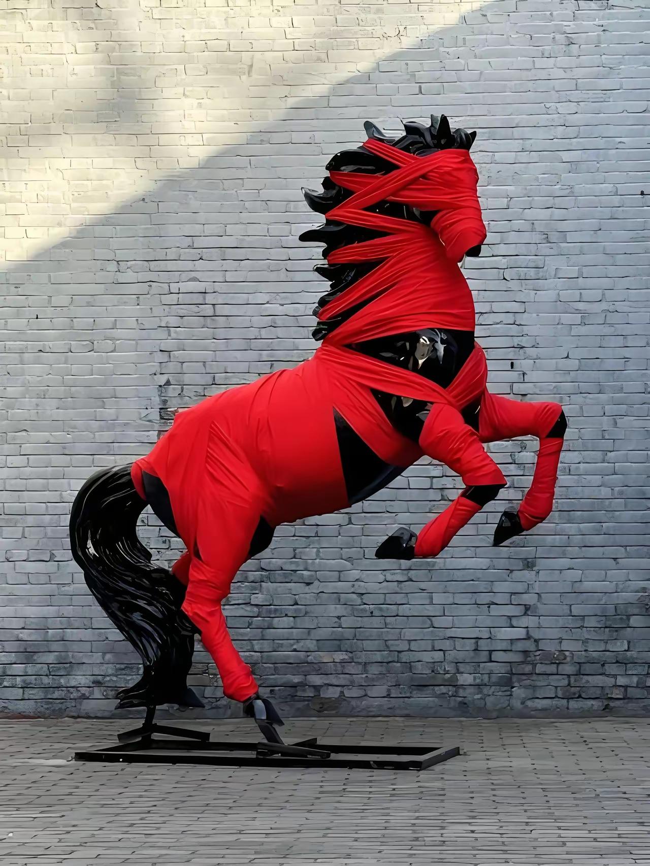 清华美院的马年新雕塑作品来了。
一匹黑色的马，后蹄登地，前蹄扬起，作势奔驰，然其