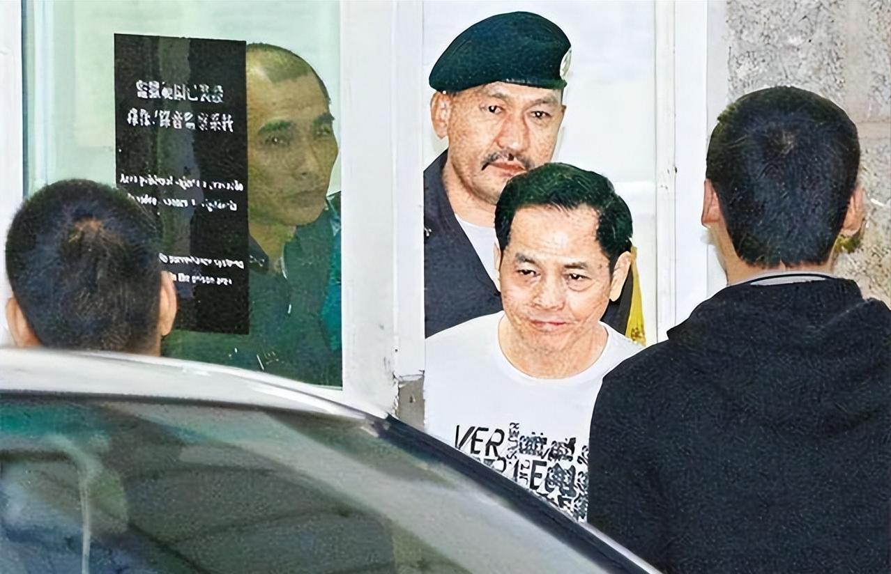 2012年，崩牙驹出狱时，50名记者围着他采访。他借着老母80大寿，摆了200多