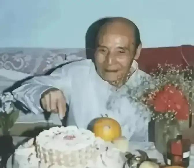 1954年秋天，胡均鹤买了几包点心，准备去北京领奖。他以为自己是功臣，没想到刚一