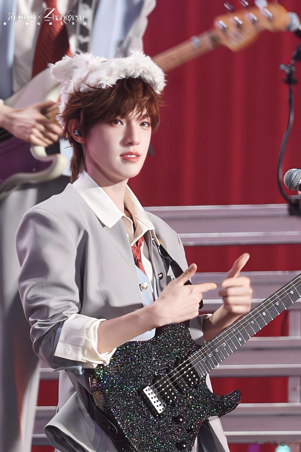 张泽禹大舌头版大舌头舞台他在大舌头里的每一次停顿都刚刚好，带着一点点小得意和小骄