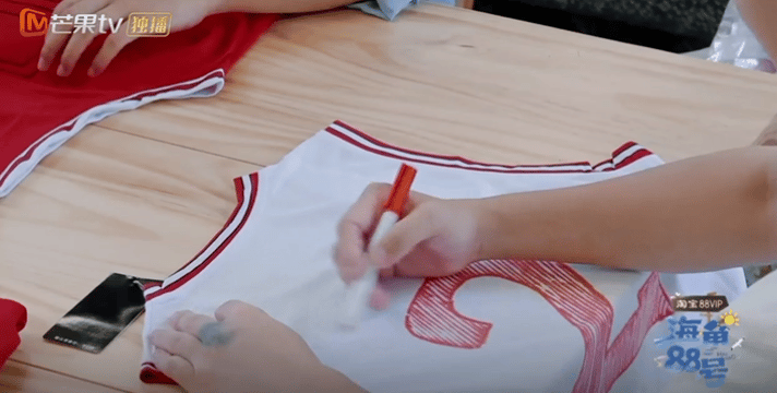 苏醒一时冲动写了首新歌海角88号苏醒居然真的为海角88号“冲动”了一回！写了首新