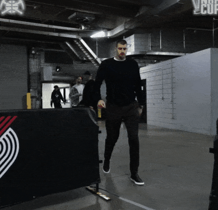 约基奇、瓦兰丘纳斯身穿黑色上衣霸气步入比赛场馆