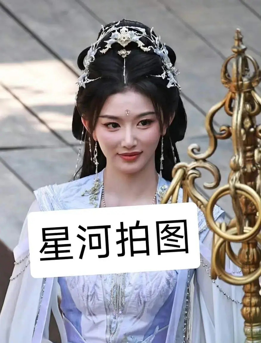 孔雪儿的脸看起来好僵硬 ​​​