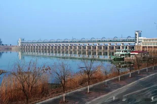 白海豚来蚌埠
         台风“白海豚”来了，蚌埠靓淮河的水位像是被一只无