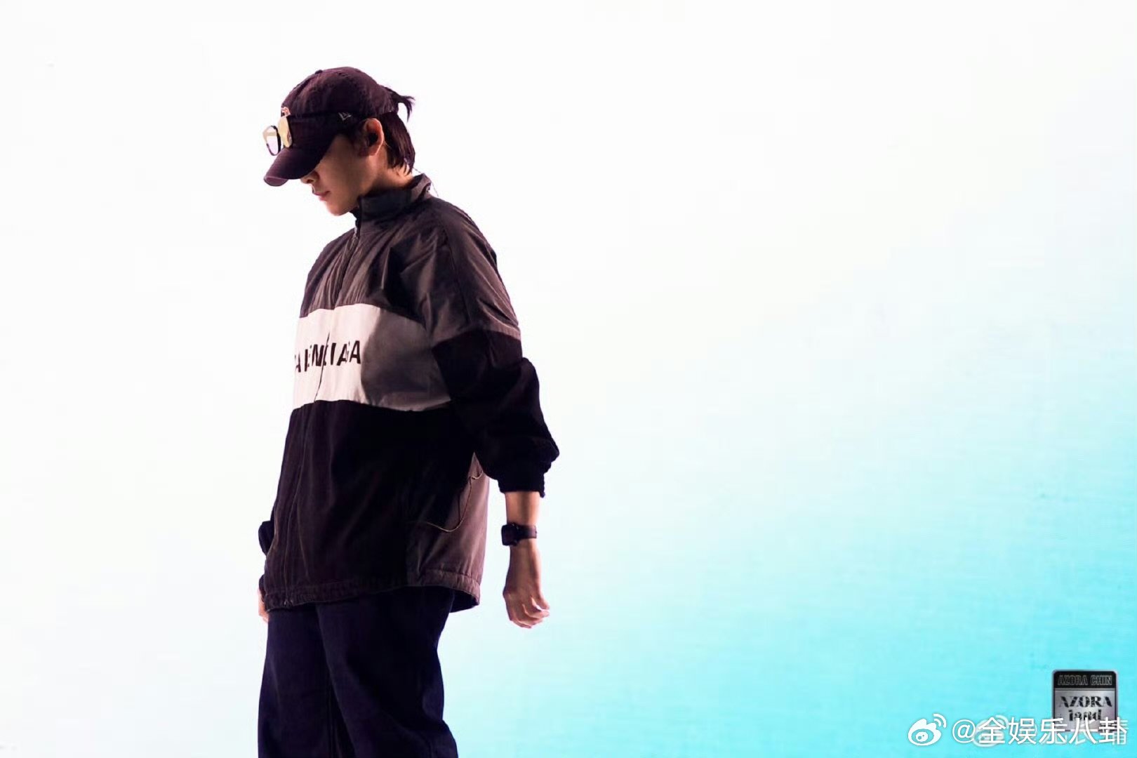 歌手直播尤长靖音色怪物杀疯了尤长靖演绎《作为怪物》，极具张力的歌声将坚持自我、不