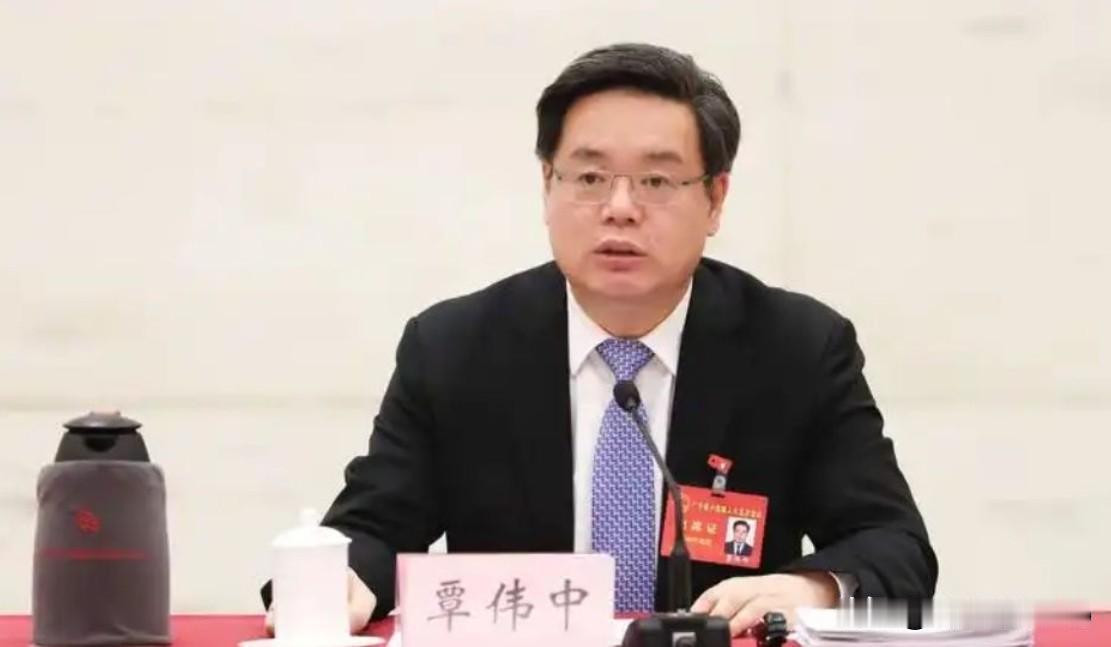 太让人意外了！覃伟中刚从深圳市市长一职调任广东省人大常委会党组成员，才一个月就被