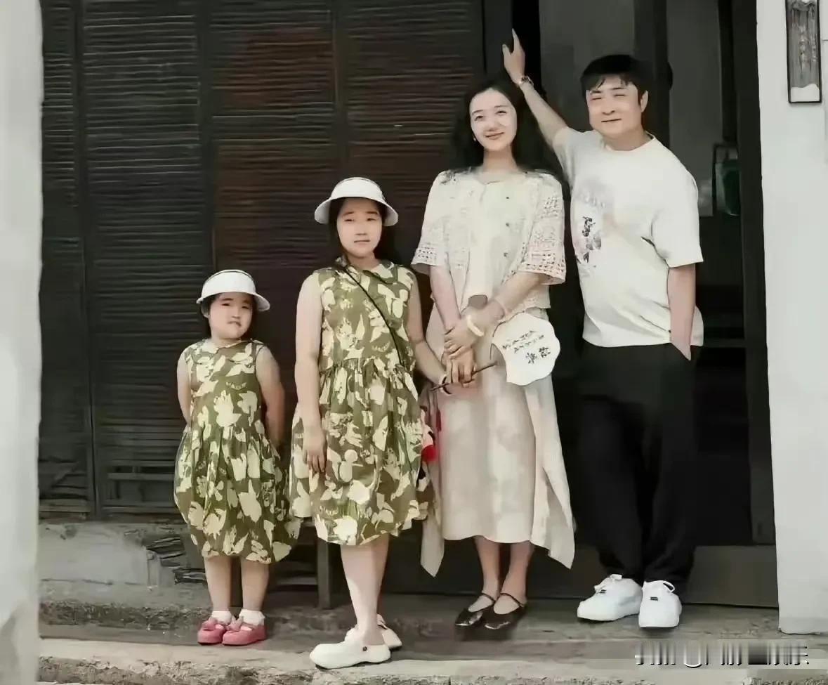 基因真的是一门玄学？都说女儿随爸，看这气质、长相，，老四妥妥的团宠啦