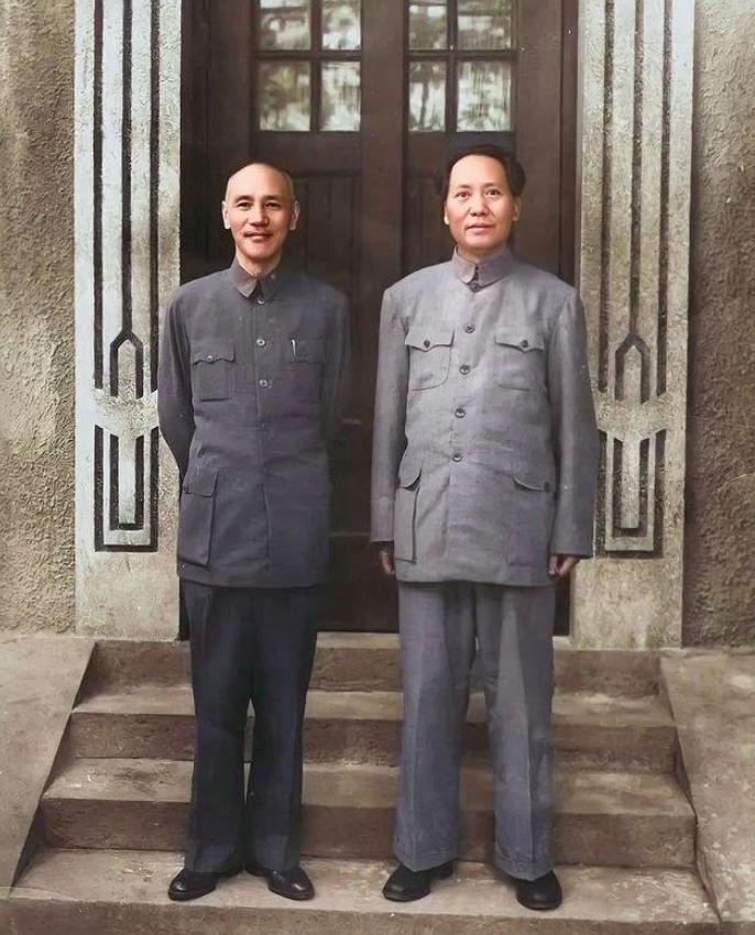毛主席领着一帮穷光蛋
蒋介石领着一帮贪污犯
毛主席领着穷光蛋造出了原子弹
把祖国