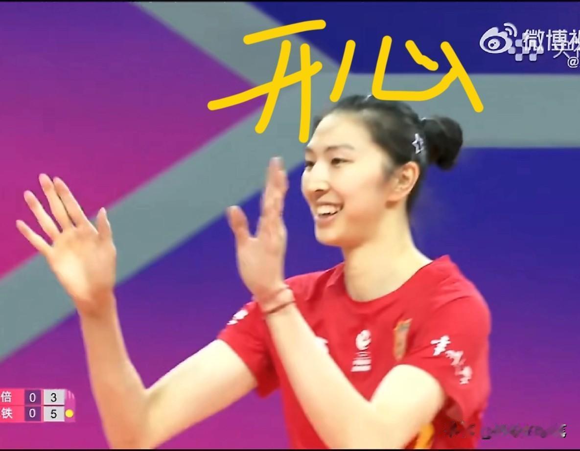 吴梦洁，越打越不太开心[捂脸]
瞧，一开始她又扣又拦，强攻，调整攻，后攻打得气势