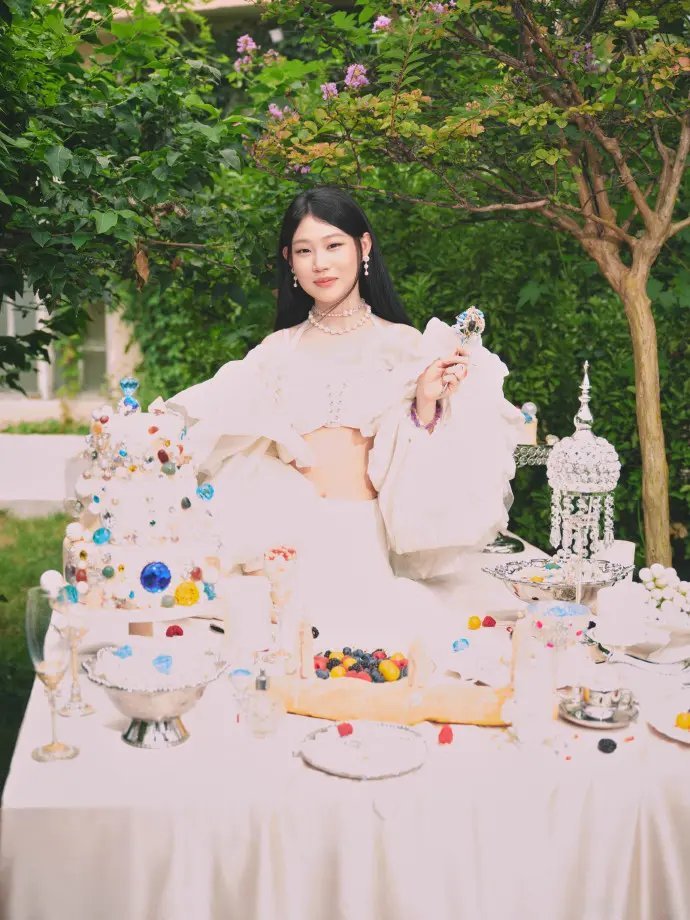 小沈阳女儿晒写真美照，18岁沈佳润单眼皮高级脸超美，明星气质越来越足！ ​​​