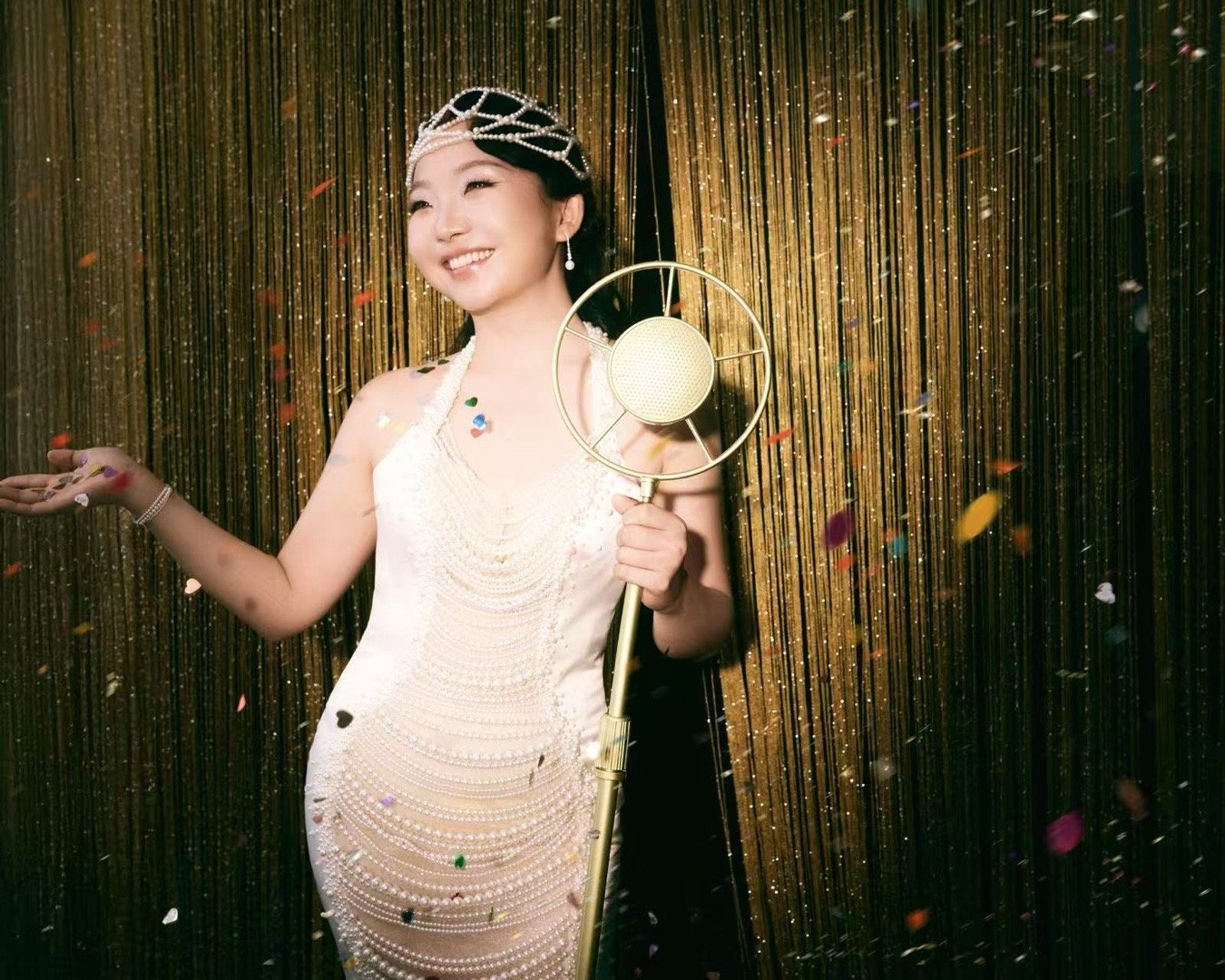 李嘉琦珠圆玉润具像化 李嘉琦戴珍珠发饰亮相 珠圆玉润的美太吸睛 红毯上她自信大方