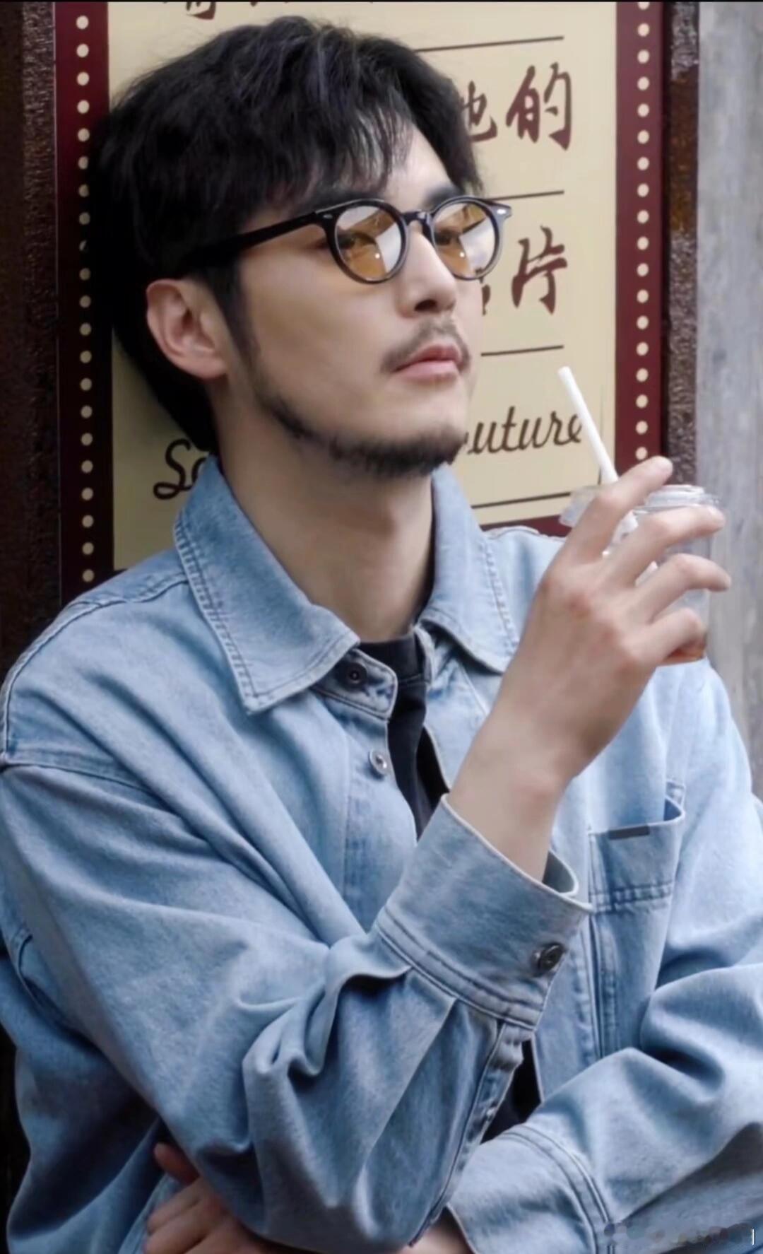 我承认在金世佳身上是带有双标的，金世佳的胡子格外蛊人！必须说一声：请金世佳把胡子