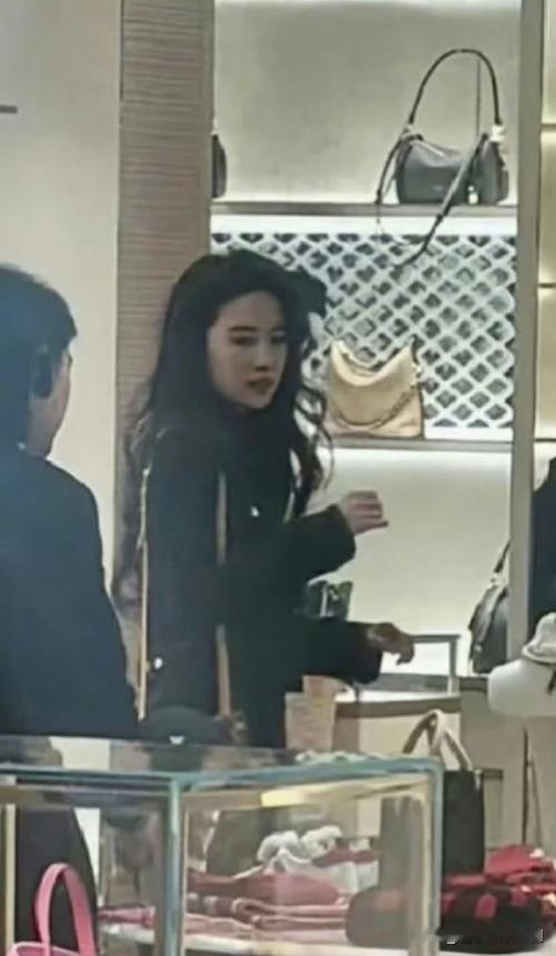 近日，有网友在商场偶遇刘亦菲，瞬间引发一阵小轰动。画面中，刘亦菲身着简约服饰，一