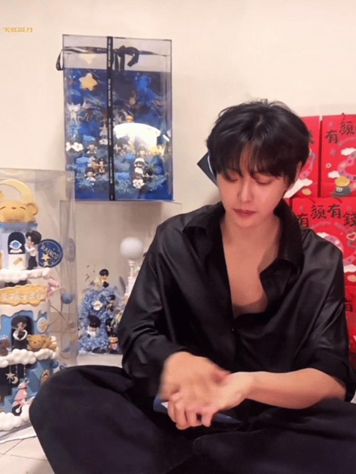 肖宇梁[超话]  宝宝来啦，亲亲抱抱😘😘😘宝宝下次注意，别这么可爱又这么撩