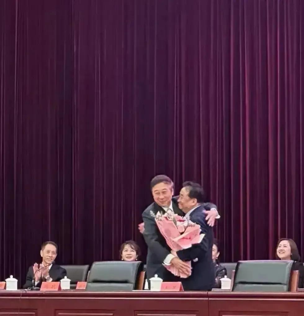 冯巩当选曲艺家协会主席，姜昆退位。之前在网友们心目中，呼声比较高的除了冯巩外，还