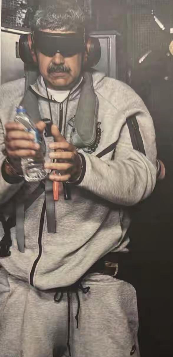 杜罗戴着手铐，双眼被黑布蒙住，坐上“硫磺岛”号两栖攻击舰，正前往纽约
刚刚，“真