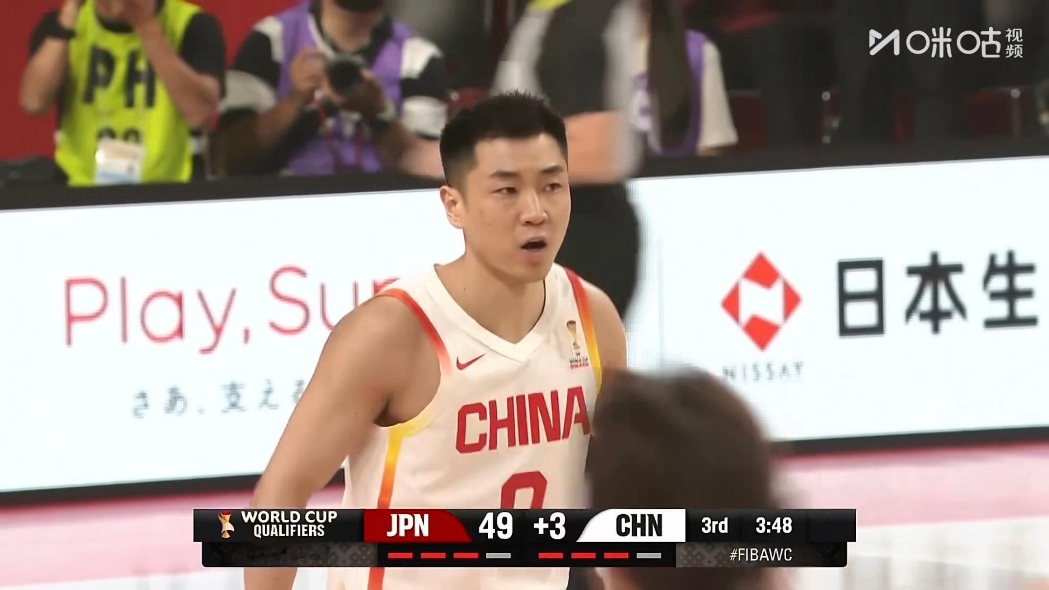 中国队第三节醒了！高诗岩第三节出场，首次出手就命中三分，比分被追平了！中国男篮v