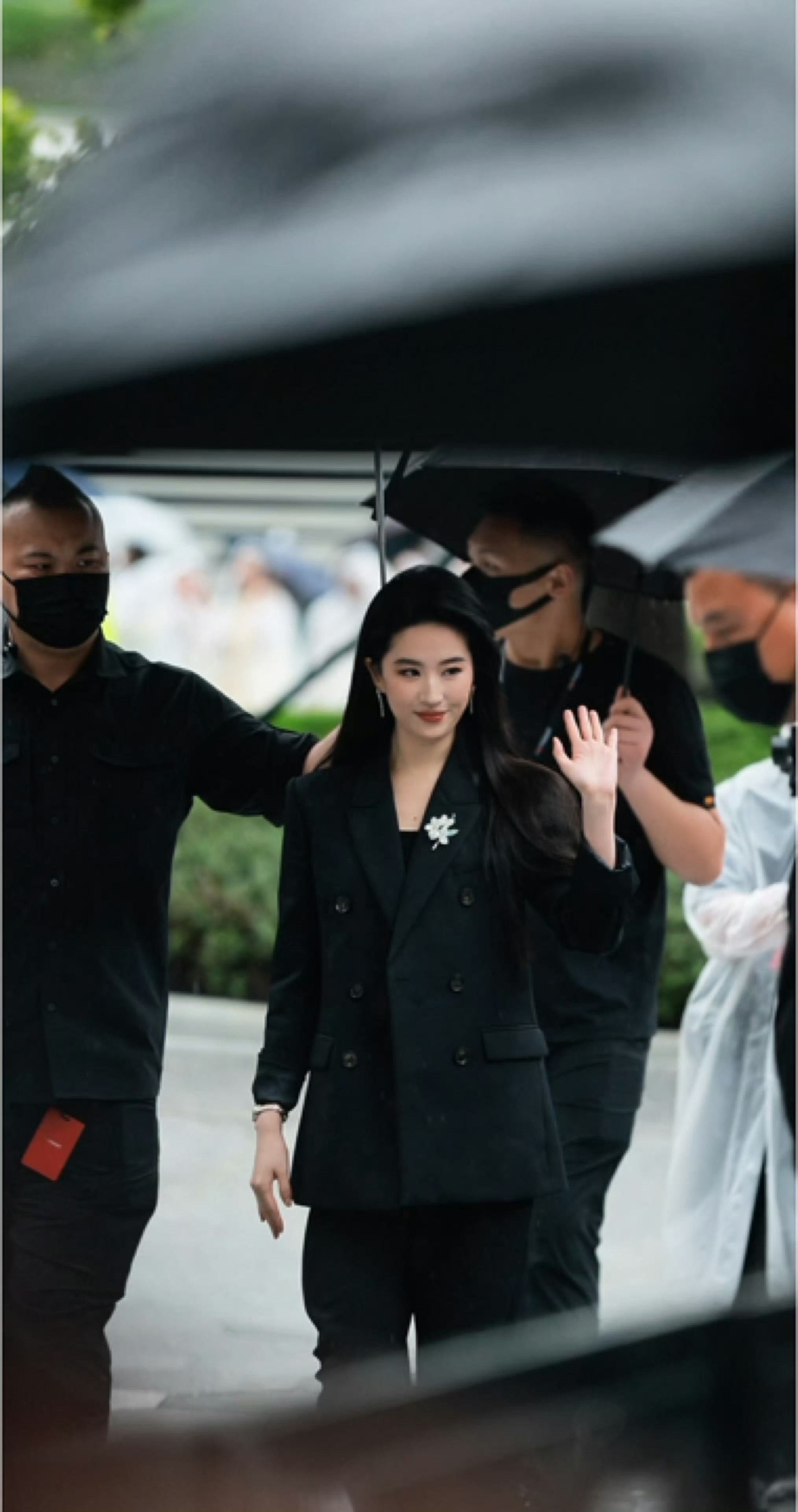 刘亦菲把我拉过去的望周知不要再给说了！刘亦菲现在正哄我呢