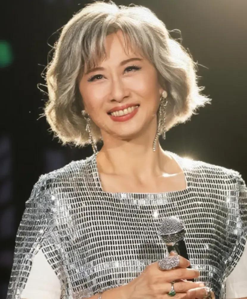 奉劝大家一句，千万别被叶倩文的年龄给骗了！
 
她虽然已经64岁，满头白发，单看