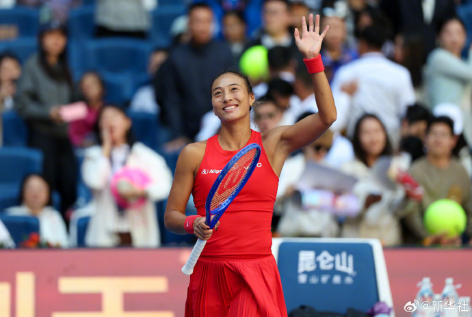 【#郑钦文鏖战晋级中网次轮#】1日，在2026中国网球公开赛女单首轮比赛中，中国