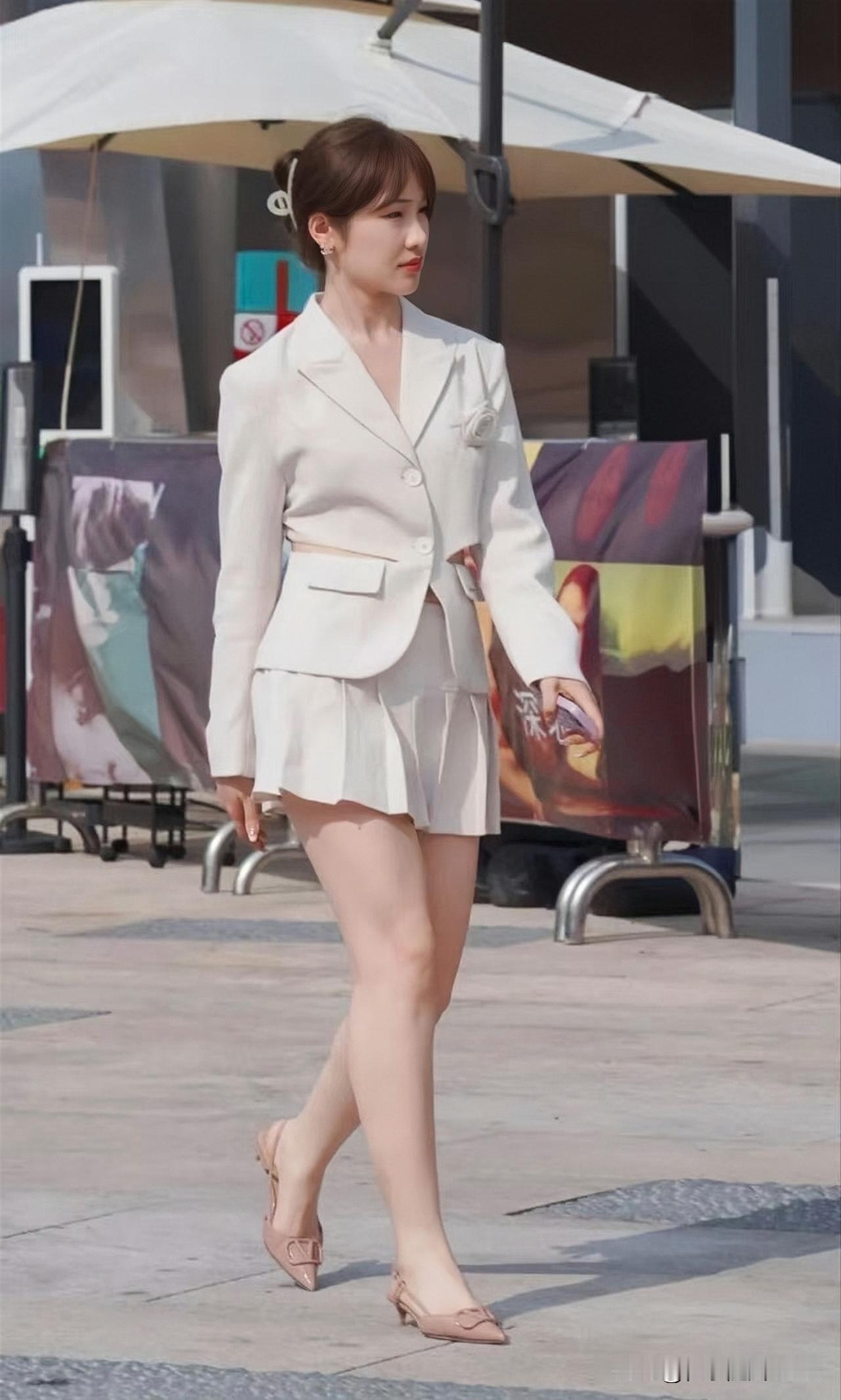 优雅职场风，白色西装套装，自信步伐