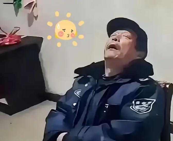 凌晨打个盹，16分钟。

丢了饭碗。
广东有个60岁的保安，叫成守德。
一天得熬