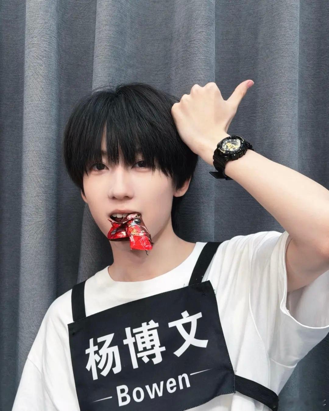 杨博文泡泡更新还是爱吃甜食的小孩，还以为他的零食柜里只有脆香米没想到还有脆脆鲨