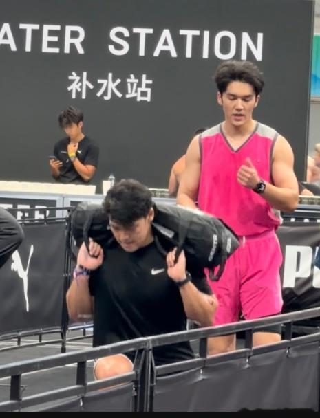 其实那天我朋友给我发视频还有跟我视频通话，我在跟另一个朋友在星巴克聊天，我嗷一嗓