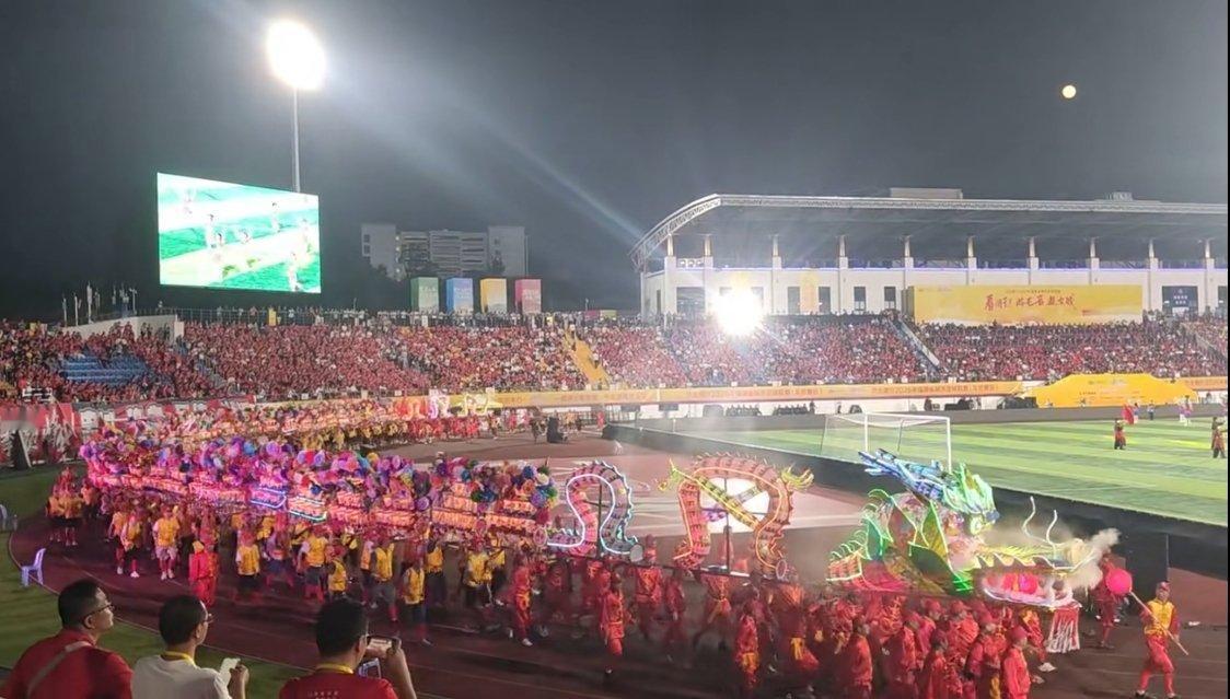 龙岩厦门精彩纷呈 闽超厦门队客场以1比0战胜了龙岩队，六场比赛一球未失，厦门队继