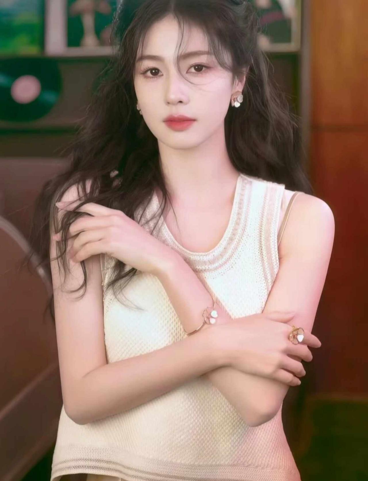 对视的那一秒 是否心跳也会共鸣
白鹿女明星 你已走进我的心里 在亿万人海相遇 对