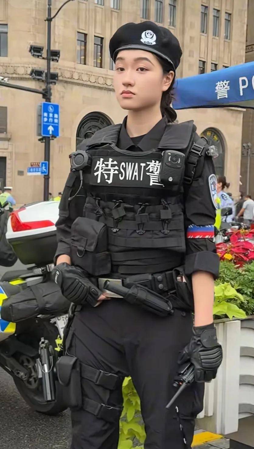 除暴安良
要有真功夫

当年大连女骑警
打卡的幕墙而已
如今她们去哪了
[大笑]