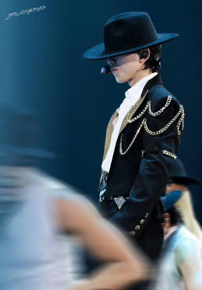 张杰龙门阵 张杰今晚以《龙门阵》开启全新舞台篇章！麻将元素巧妙串联，带来一场视听