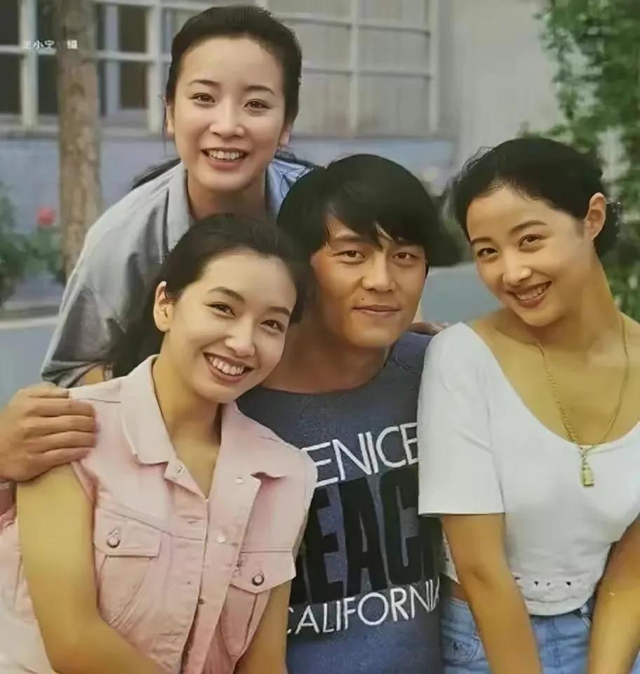 这个男人是谁？有三大美女护法。