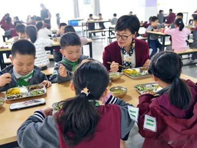 近日，上海市教育部门宣布将启动“中小学校园餐质量提升工程”，旨在全面改善学生的就
