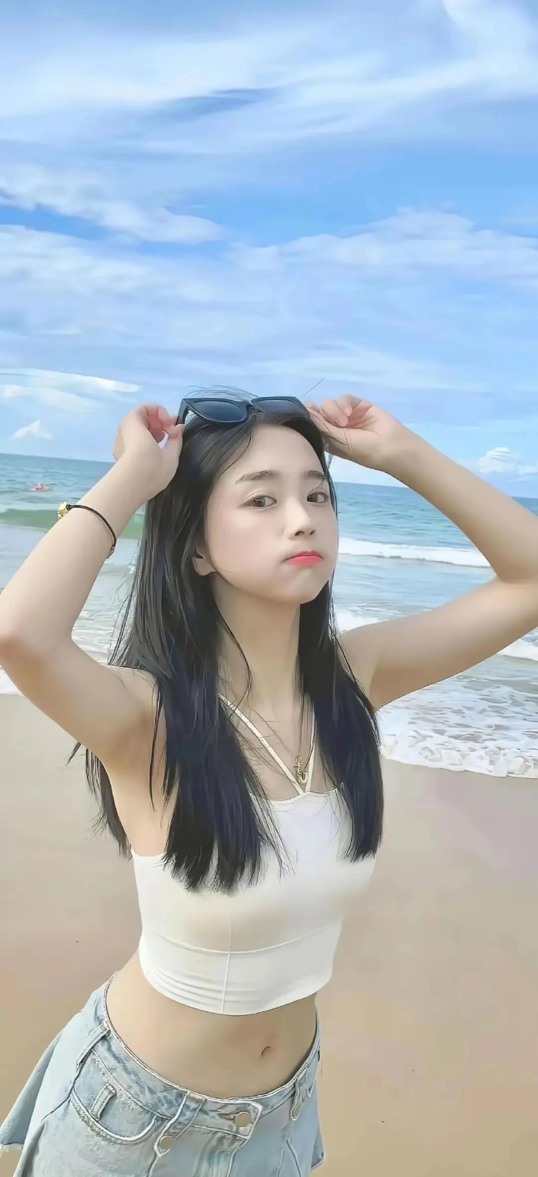 碧海潮生处，轻纱拂面来。