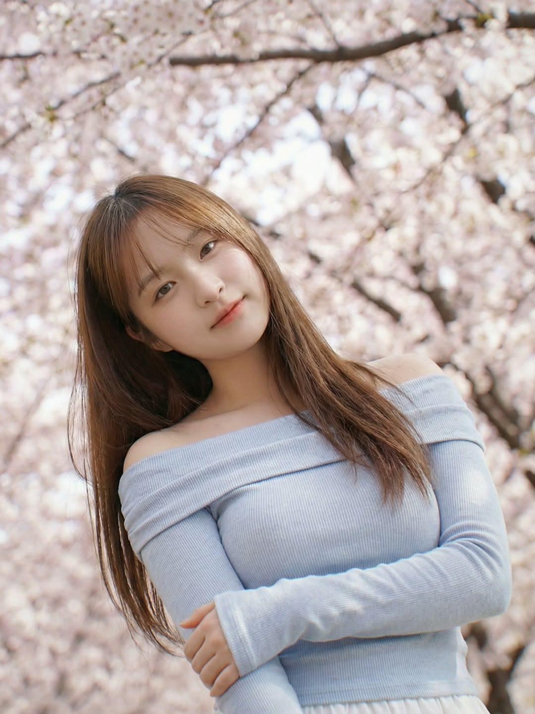 樱花树下，少女微笑，春日暖阳，美不胜收。vlog打卡每日穿搭