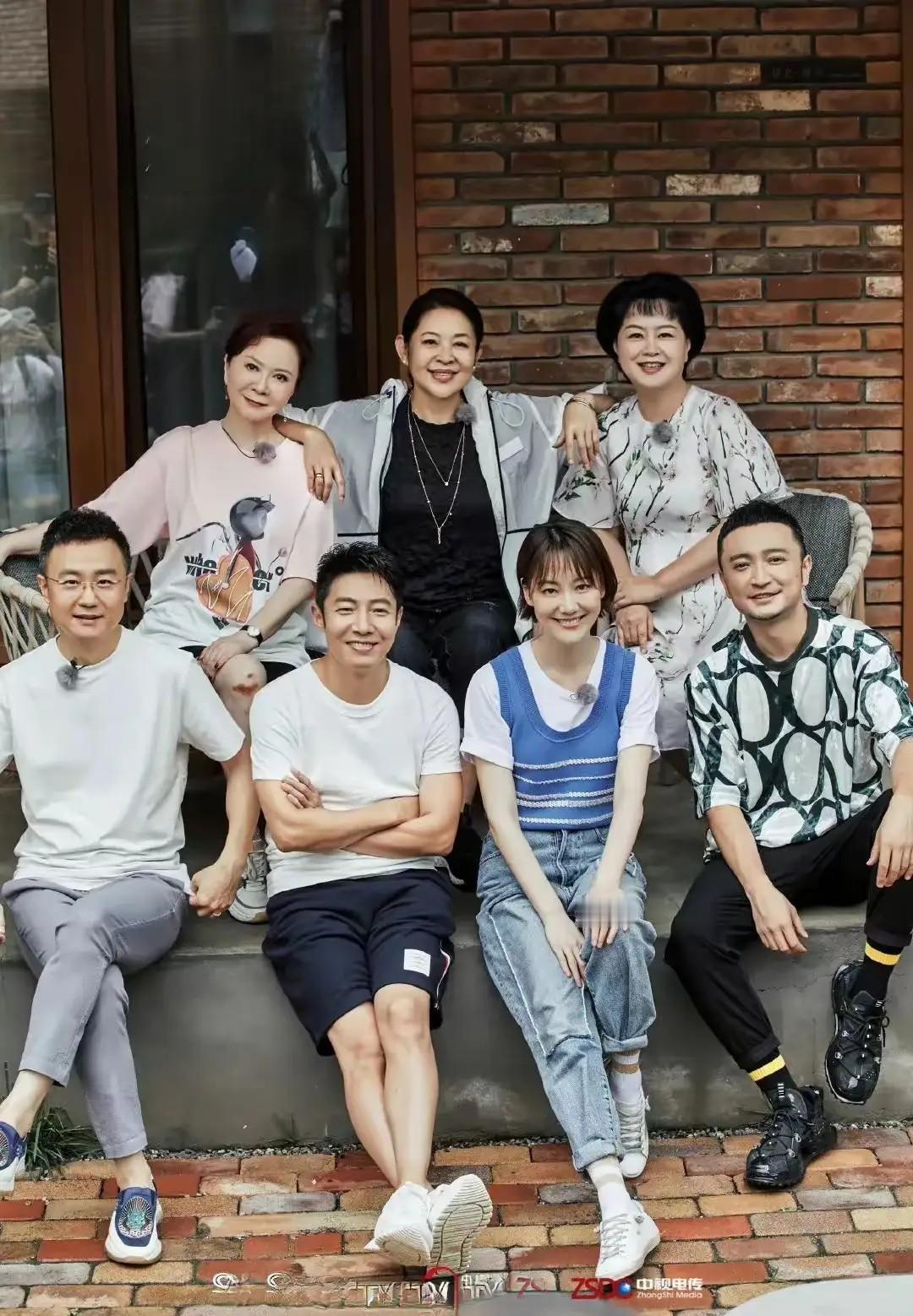 主持人演员一起合影。只认出了撒贝宁和蔡明，这两位大众脸好认。你能认出几位来？