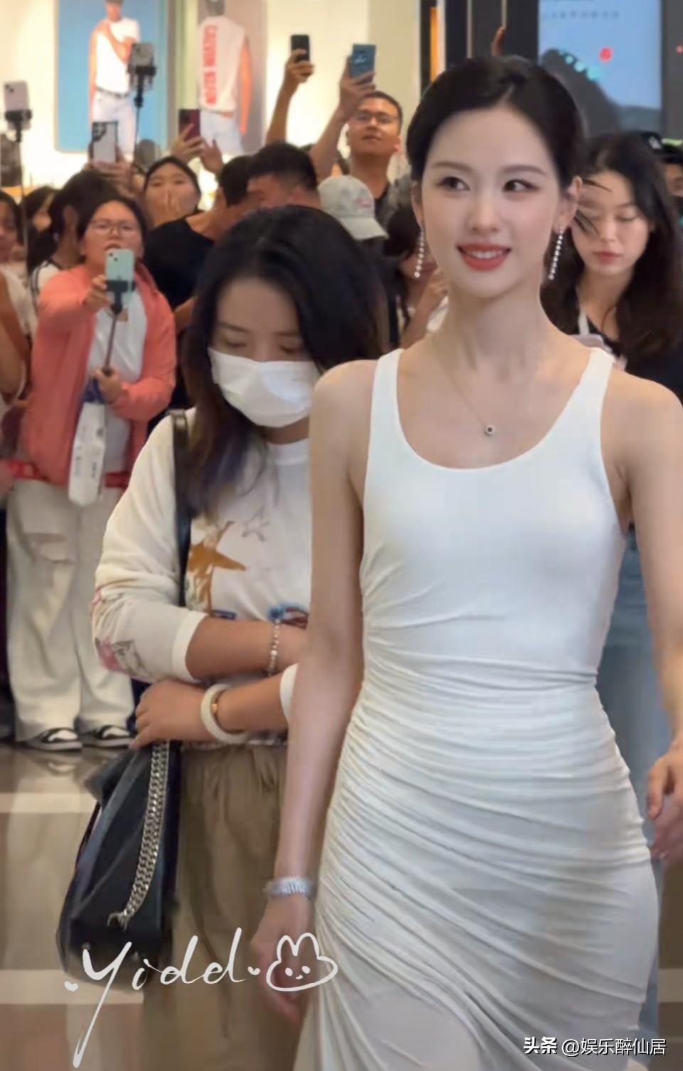 话说这美貌可以看腻，但气质这一块对陈都灵永远都看不够，你看她穿什么服装都非常有气