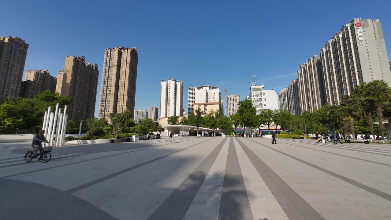 吵的沸沸扬扬的地铁11号线话题最近平息了些了。不过，今天身处北门口十字说点感觉：