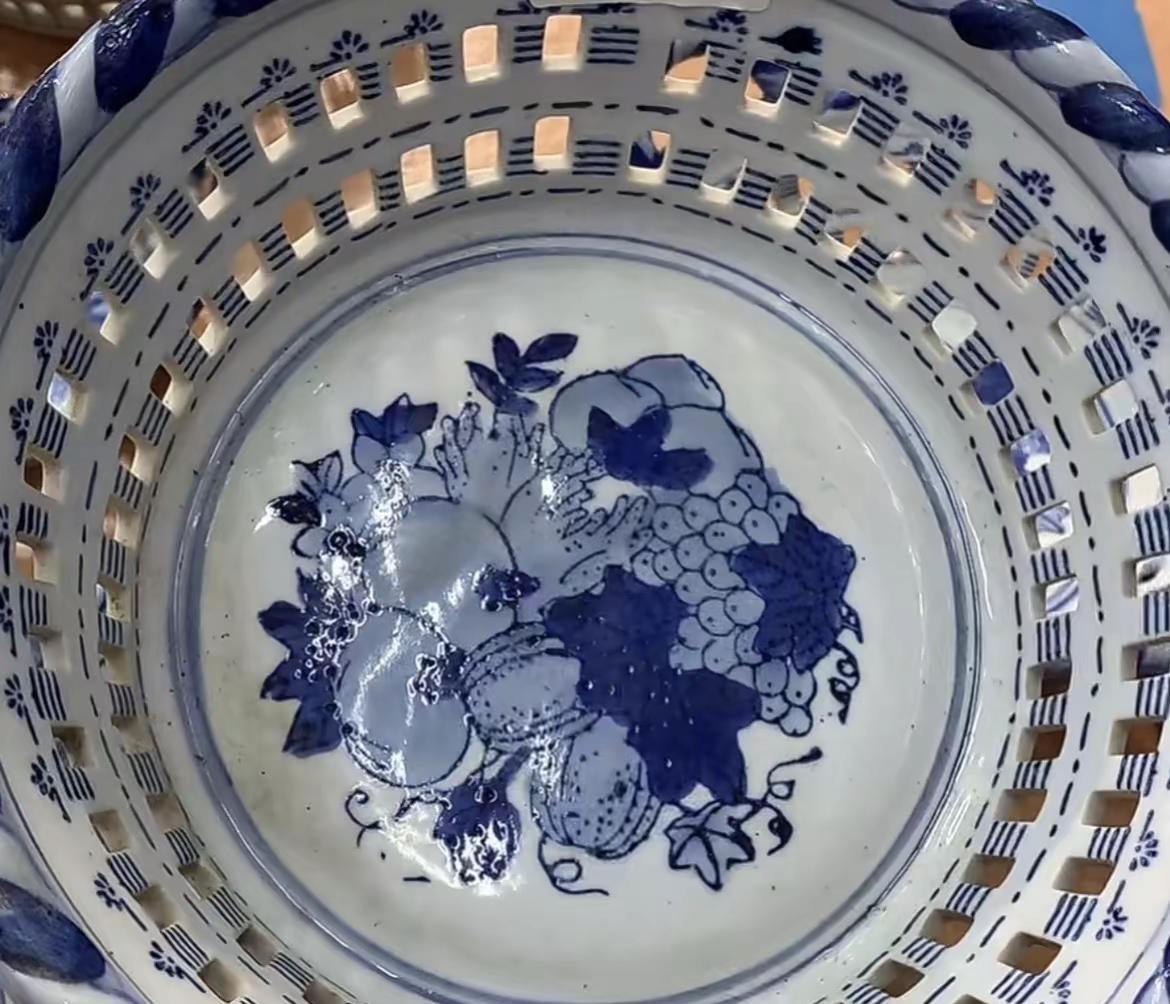 赤橙黄绿青蓝紫，谁持彩练当空舞？雨后复斜阳，关山阵阵苍。当年鏖战急，弹洞前村壁，