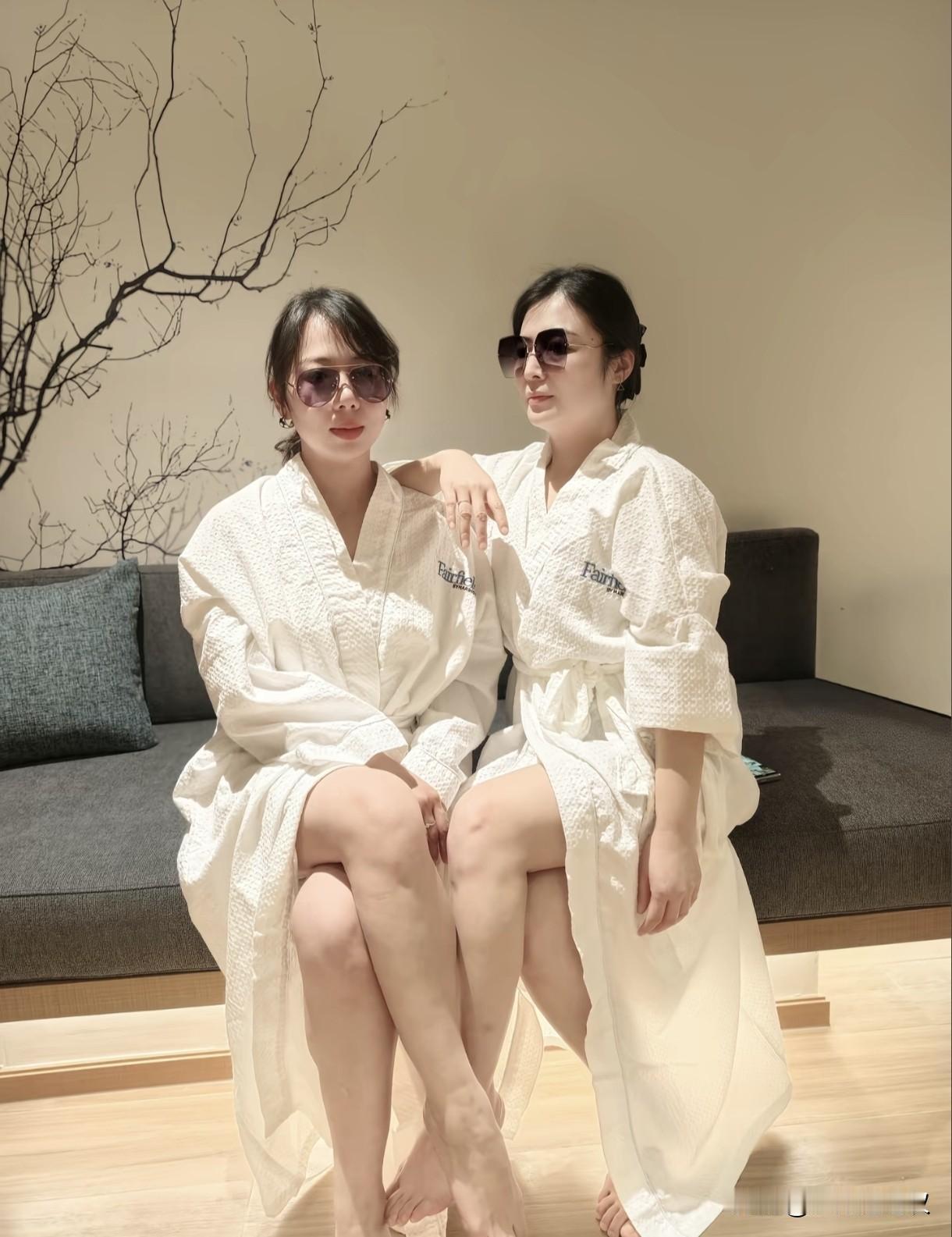 好姐妹就是要一起疯！当白色睡袍成为战袍，墨镜化作气场武器，六个身影并排而坐的瞬间