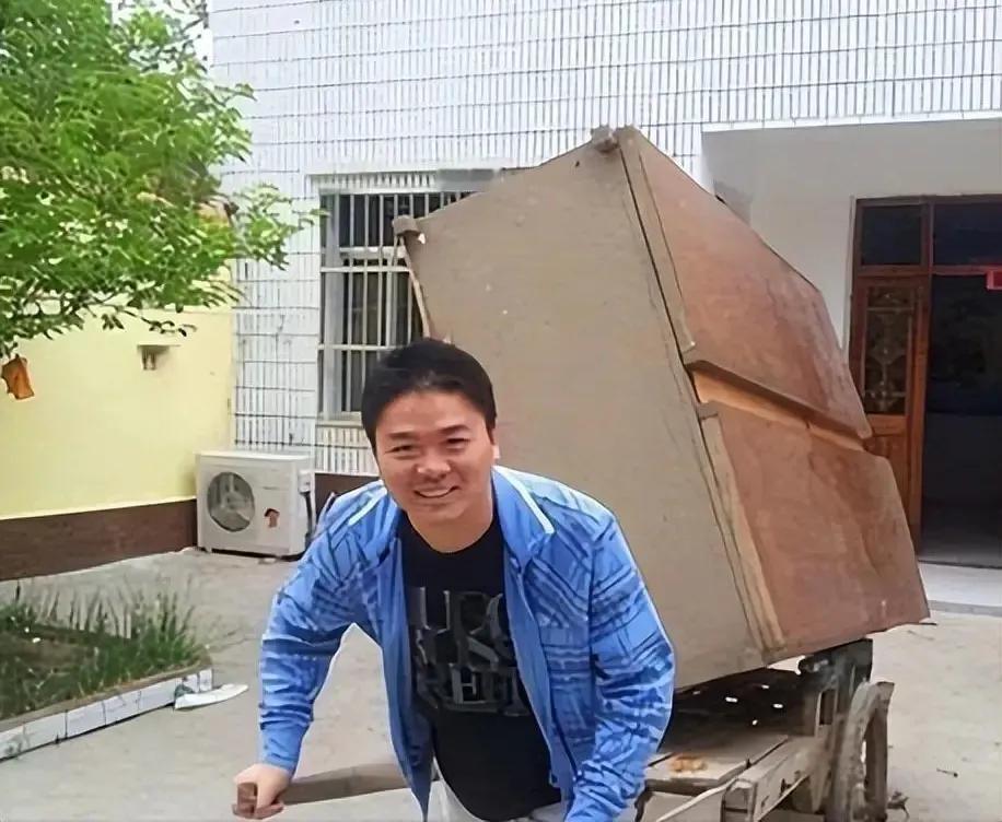 刘强东提前给兄弟们发年终奖了，还要提高客服员工的薪酬福利。

绩效A的员工8倍工