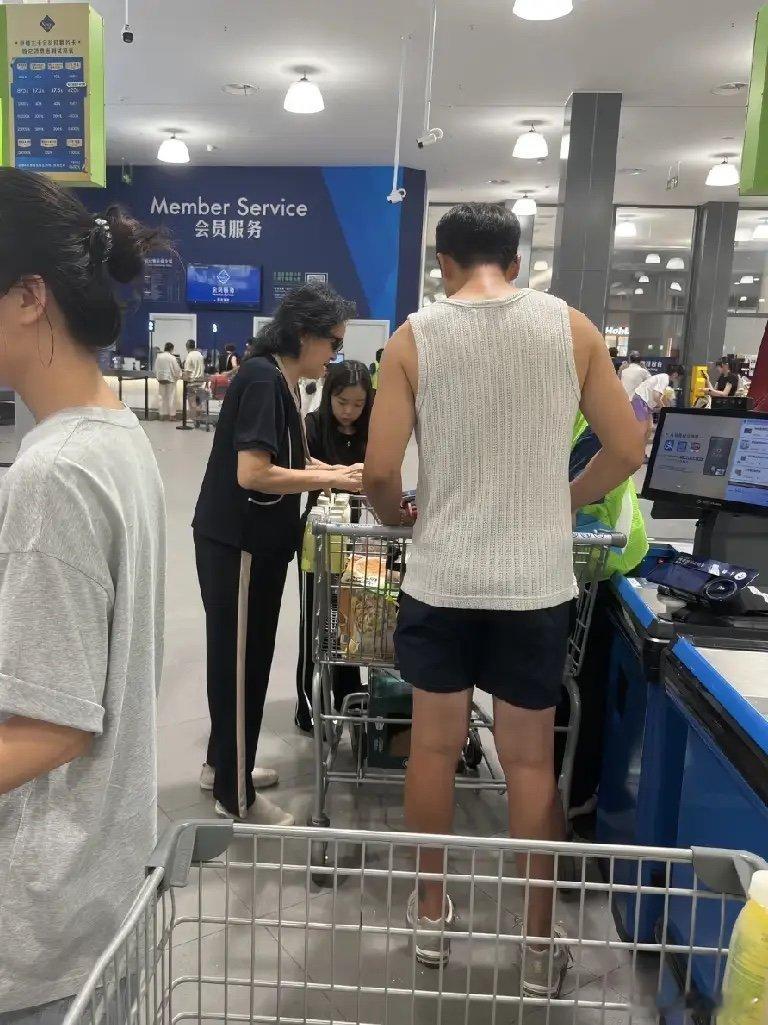 爸爸和奶奶带小酒窝逛山姆爸爸和奶奶带小酒窝逛超市爸爸和奶奶带小酒窝逛山姆，小酒窝
