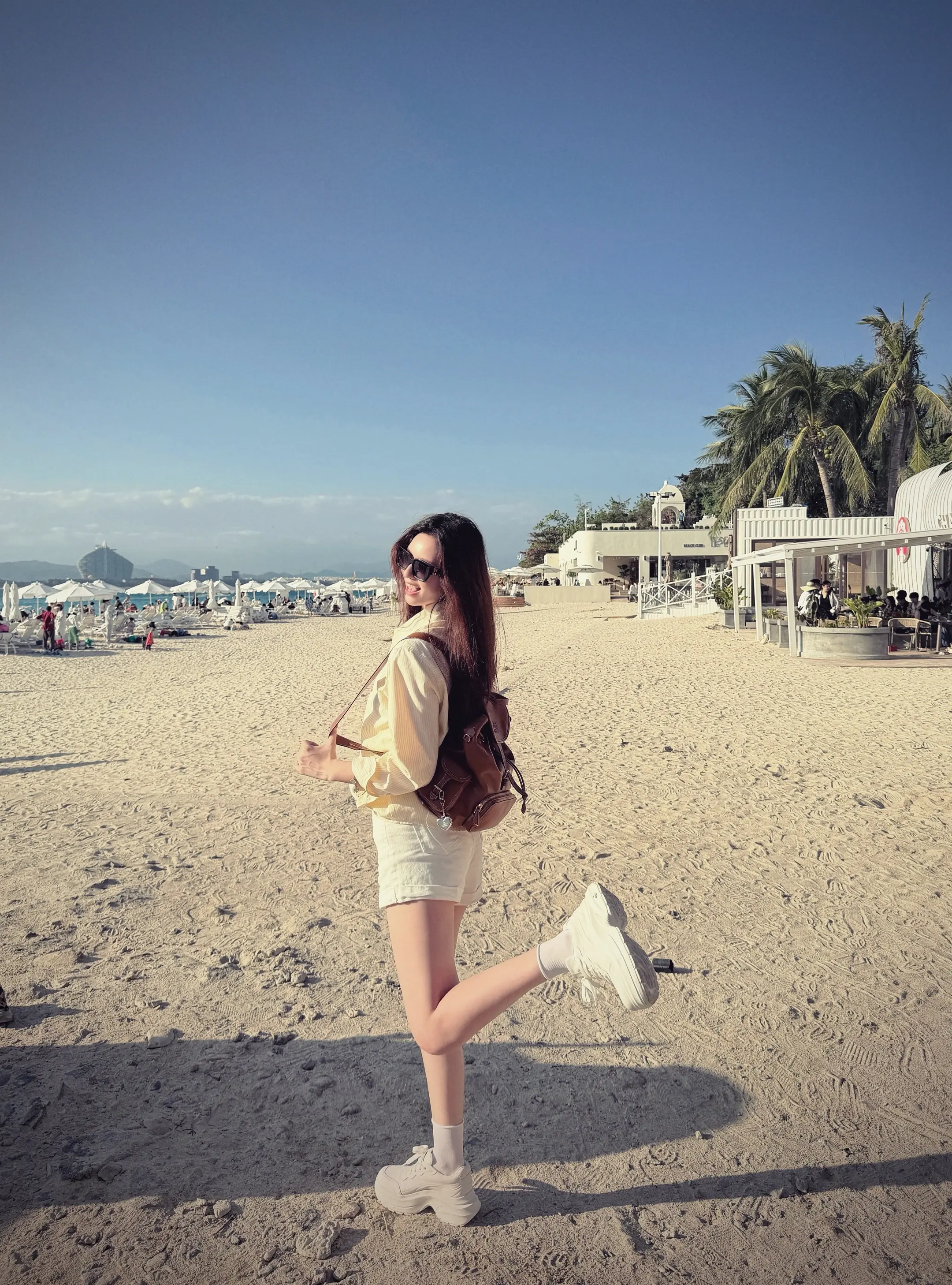 和家人在海边度假 三妹在玩 二妹帮我拍照 爸妈也在身边 我觉得好幸福