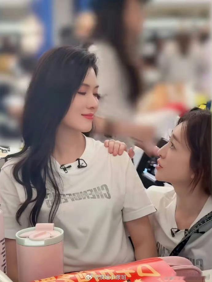 徐洁儿爱你老己徐洁儿根本没喝中药徐洁儿这哪是社交啊，简直是行走的磁铁，逮谁贴谁，