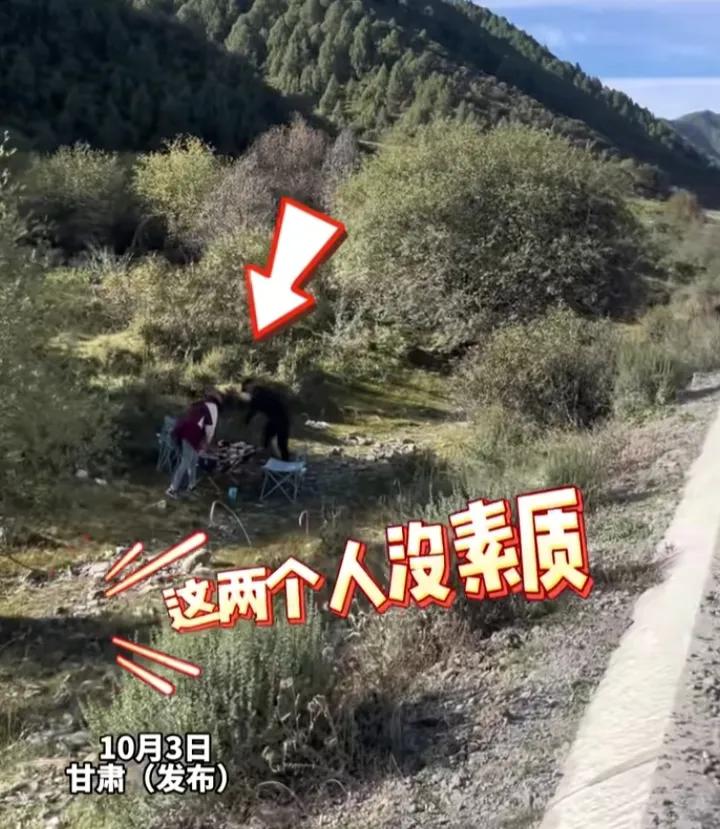 你永远猜不透“堵车的源头”究竟在干什么？这俩人在两车道的山路上把车停在路边野餐，