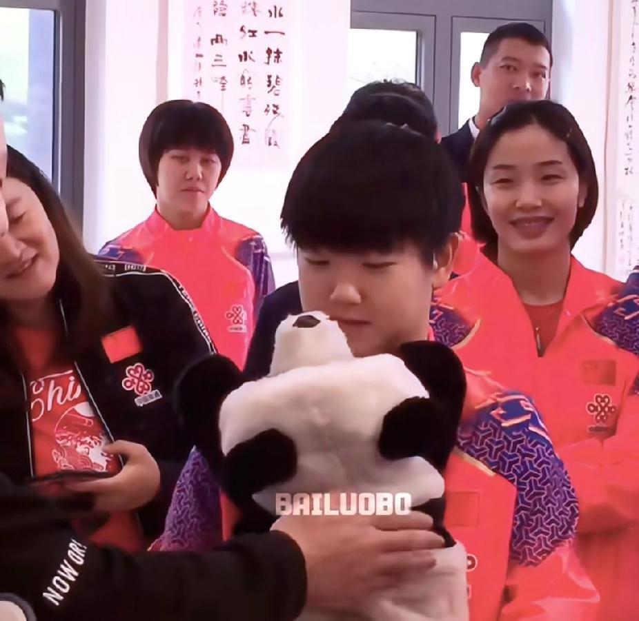 孙颖莎  国乒团宠
 
考古到莎莎抱熊猫玩偶的视频啦🐼
软乎乎的玩偶抱在怀里，