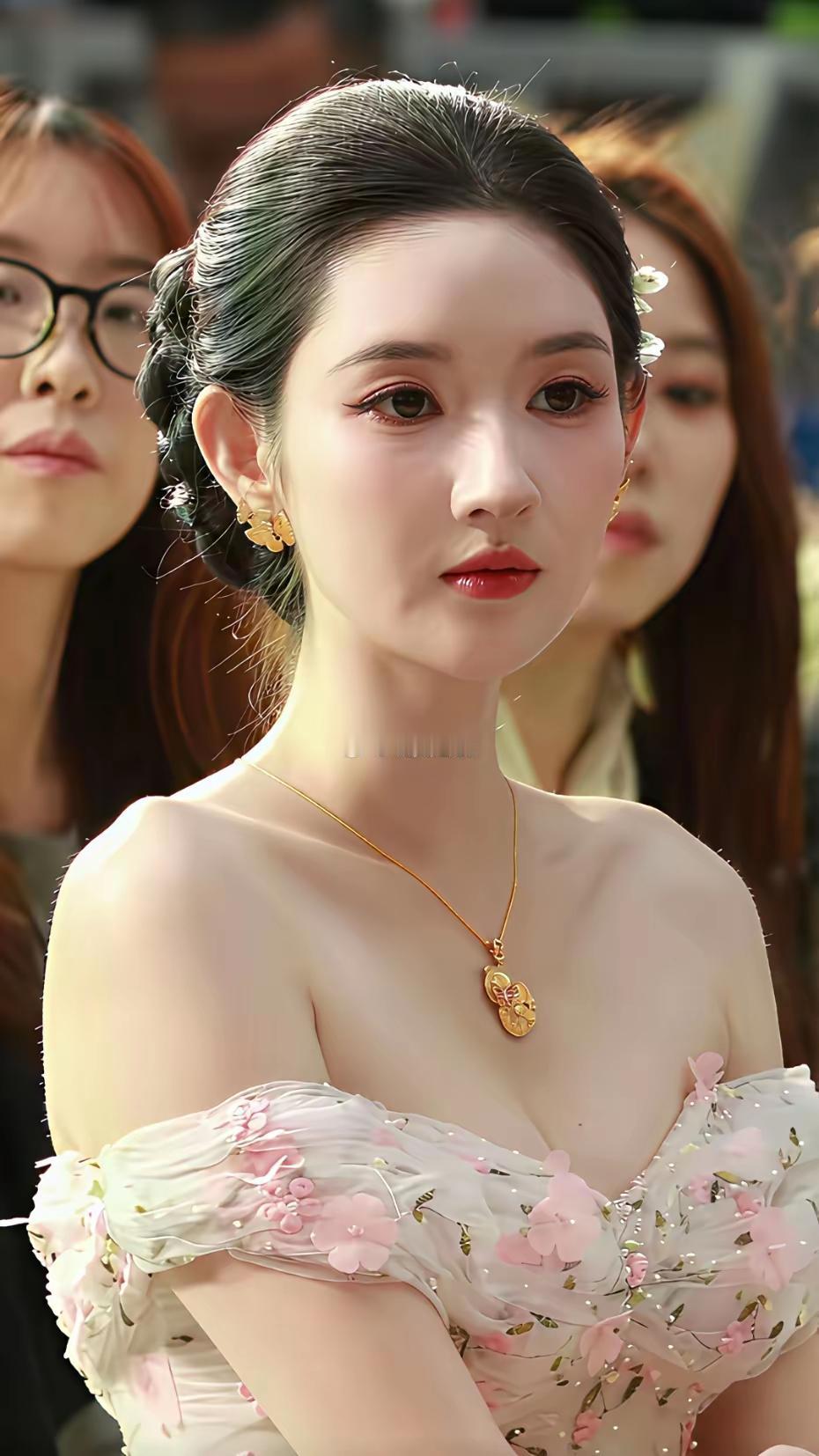 这姑娘几天没见，颜值变化好大呀，现在看起来很漂亮呀。感觉这颜值，这气质，这状态，